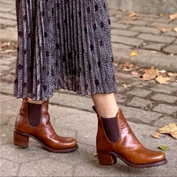 Frye Sabrina Chelsea Cognac Genuine Leather Pull On Stretch Heeled Ankle Booties - Picture 2 of 16